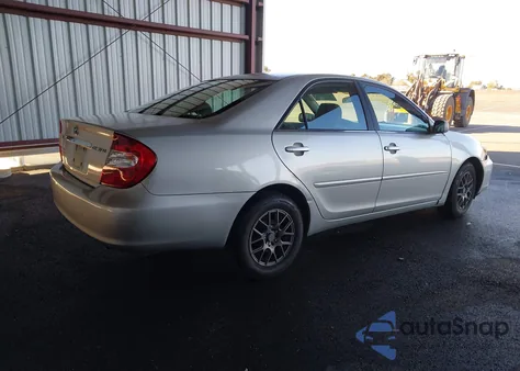 2004 Toyota Camry Le z USA, uszkodzony, nr VIN 4T1BE32K74U917845